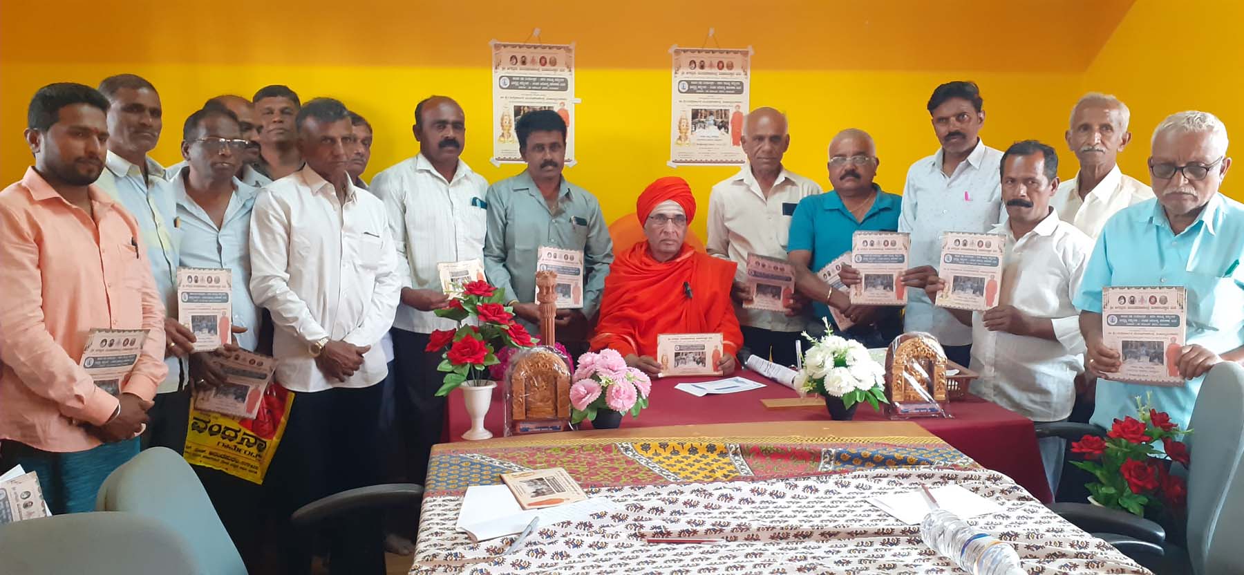 ಸಾಗರ ತಾಲ್ಲೂಕಿನ ಆನಂದಪುರಂನ ಮುರುಘಾ ಮಠದಲ್ಲಿ ನಡೆಯಲಿರುವ ಕಂಚಿನ ರಥ ದೀಪೋತ್ಸವ, ಶರಣ ಸಾಹಿತ್ಯ ಸಮ್ಮೇಳನದ ಆಹ್ವಾನ ಪತ್ರಿಕೆಯನ್ನು ಸೋಮವಾರ ಮಲ್ಲಿಕಾರ್ಜುನ ಮುರುಘ ರಾಜೇಂದ್ರ ಸ್ವಾಮೀಜಿ ಅನಾವರಣಗೊಳಿಸಿದರು.