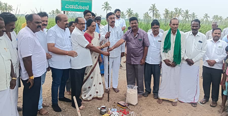 ಯಳಂದೂರು ತಾಲ್ಲೂಕಿನ ಕಿನಕಹಳ್ಳಿ- ಎಡಮೋಳೆ ರಸ್ತೆ ಅಭಿವೃದ್ಧಿ ಕಾಮಗಾರಿಗೆ ಶಾಸಕ ಎ.ಆರ್.ಕೃಷ್ಣಮೂರ್ತಿ ಸೋಮವಾರ ಭೂಮಿಪೂಜೆ ನೆರವೇರಿಸಿದರು