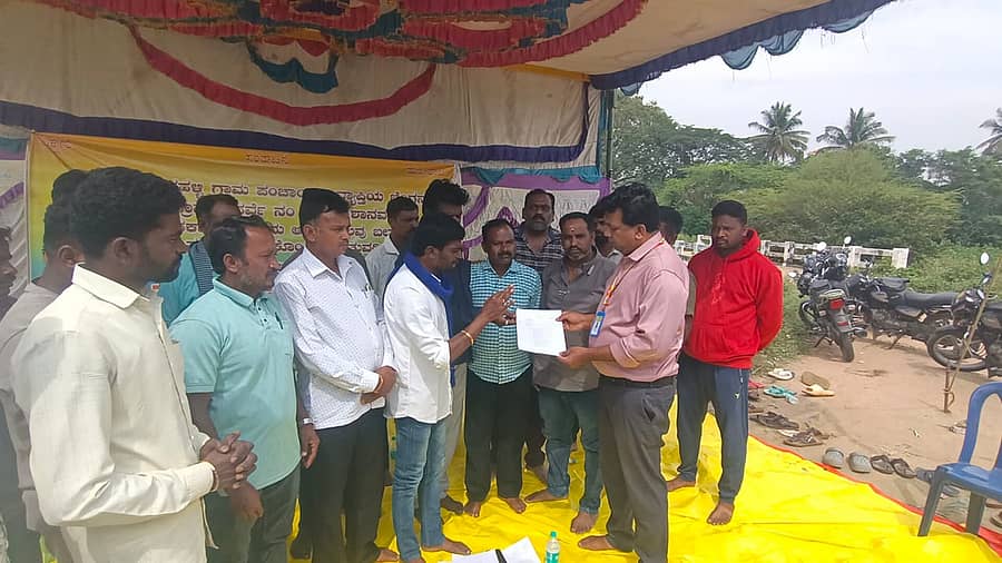 ಬಂಗಾರಪೇಟೆ ತಾಲ್ಲೂಕಿನ ಬೆಂಗನೂರು ಗ್ರಾಮದ ಸ್ಮಶಾನ ಒತ್ತುವರಿ ತೆರವುಗೊಳಿಸುವಂತೆ ಆಗ್ರಹಿಸಿ ದಲಿತ ಸಮಾಜ ಸೇನೆ ಕಾರ್ಯಕರ್ತರು ಶಿರಸ್ತೇದಾರ್ ಪ್ರಭಾಕರ್ ಅವರಿಗೆ ಮನವಿ ಸಲ್ಲಿಸಿದರು