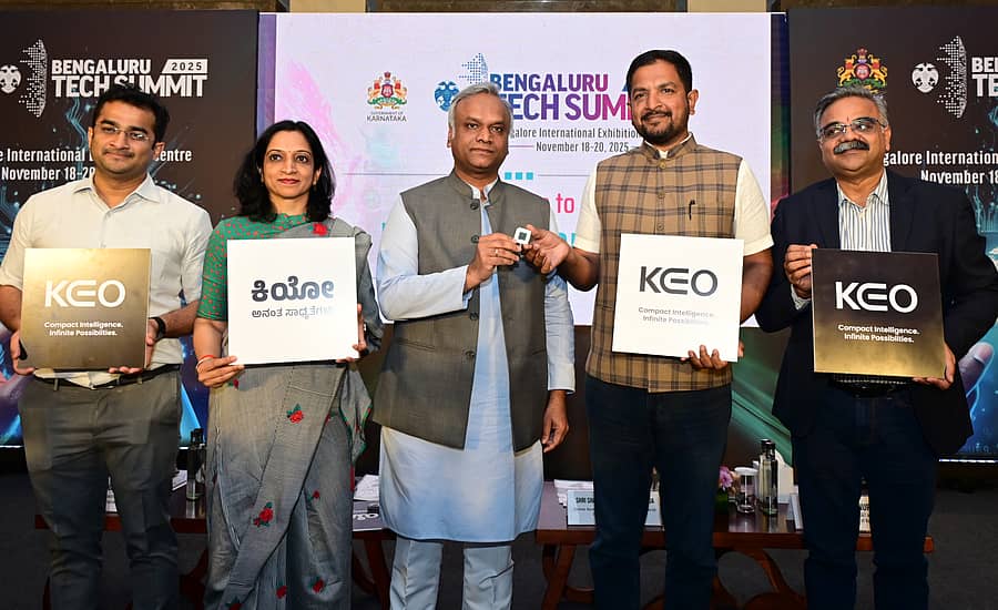 <div class="paragraphs"><p>ತಂತ್ರಜ್ಞಾನ ಶೃಂಗಸಭೆ ಕುರಿತ ಪತ್ರಿಕಾಗೋಷ್ಠಿಯಲ್ಲಿ ರಾಹುಲ್ ಸಂಕನೂರ, ಎನ್. ಮಂಜುಳಾ, ಪ್ರಿಯಾಂಕ್ ಖರ್ಗೆ, ಶರತ್ ಬಚ್ಚೇಗೌಡ, ಸಂಜೀವ್ ಗುಪ್ತ ಅವರು ಕಿಯೋ ಕಂಪ್ಯೂಟರ್ ಪರಿಚಯಿಸುವ ಭಿತ್ತಿಚಿತ್ರ ಪ್ರದರ್ಶಿಸಿದರು </p></div>