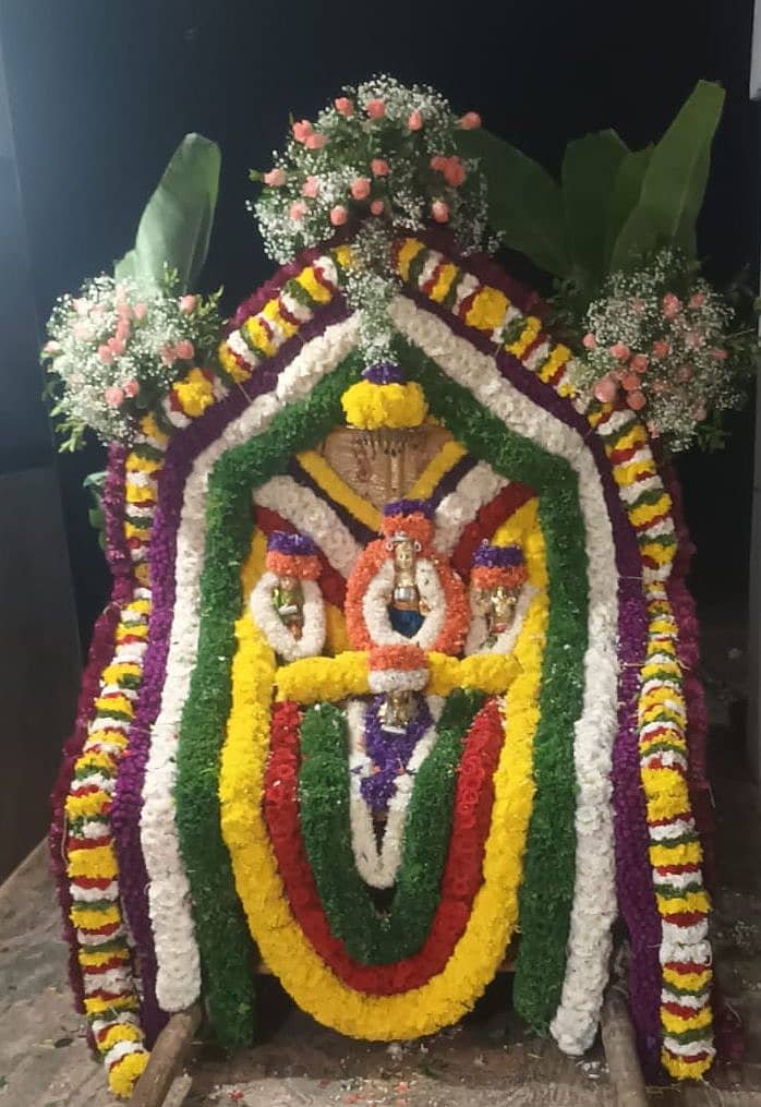 ದೊಡ್ಡಬಳ್ಳಾಪುರ ತಾಲ್ಲೂಕಿನ ಶ್ರವಣೂರು ಗ್ರಾಮದ ನೀಲಕಂಠೇಶ್ವರಸ್ವಾಮಿ ದೇವಾಲಯದಲ್ಲಿ ಕಾರ್ತೀಕ ಸೋಮವಾರದ ಪ್ರಯುಕ್ತ ವಿಶೇಷ ಅಲಂಕಾರ