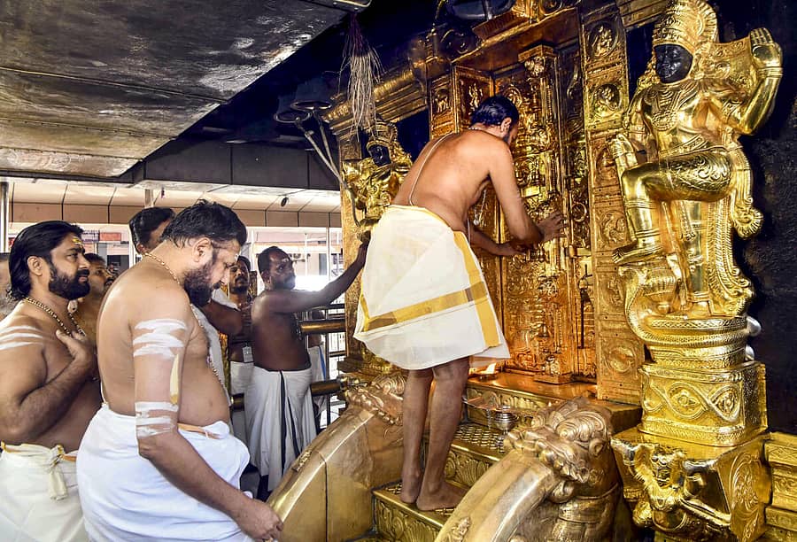 <div class="paragraphs"><p>ಶಬರಿಮಲೆಯ ಶ್ರೀಕೋವಿಲ್ನಿಂದ ಚಿನ್ನ ಲೇಪಿತ ಕವಚ ಹೊರತೆಗೆದ ಎಸ್ಐಟಿ</p></div>