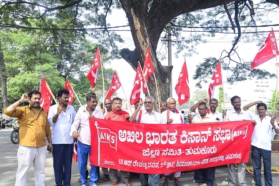 ತುಮಕೂರು ಜಿಲ್ಲಾಧಿಕಾರಿ ಕಚೇರಿ ಮುಂಭಾಗ ಸೋಮವಾರ ಬೆಳೆ ನಷ್ಟ ಪರಿಹಾರ ವಿತರಣೆ, ಬೆಂಬಲ ಬೆಲೆ ನಿಗದಿ ಸೇರಿ ವಿವಿಧ ಬೇಡಿಕೆಗಳ ಈಡೇರಿಕೆಗೆ ಆಗ್ರಹಿಸಿ ಅಖಿಲ ಭಾರತ ಕಿಸಾನ್ ಸಭಾದಿಂದ (ಎಐಕೆಎಸ್) ಪ್ರತಿಭಟನೆ ನಡೆಯಿತು. ಎಐಕೆಎಸ್ ರಾಜ್ಯ ಉಪಾಧ್ಯಕ್ಷ ಕಂಬೇಗೌಡ, ಮುಖಂಡರಾದ ಗಿರೀಶ್, ಈರದಾಸಪ್ಪ, ಗುರುಸಿದ್ದಪ್ಪ ಮೊದಲಾದವರು ಭಾಗವಹಿಸಿದ್ದರು