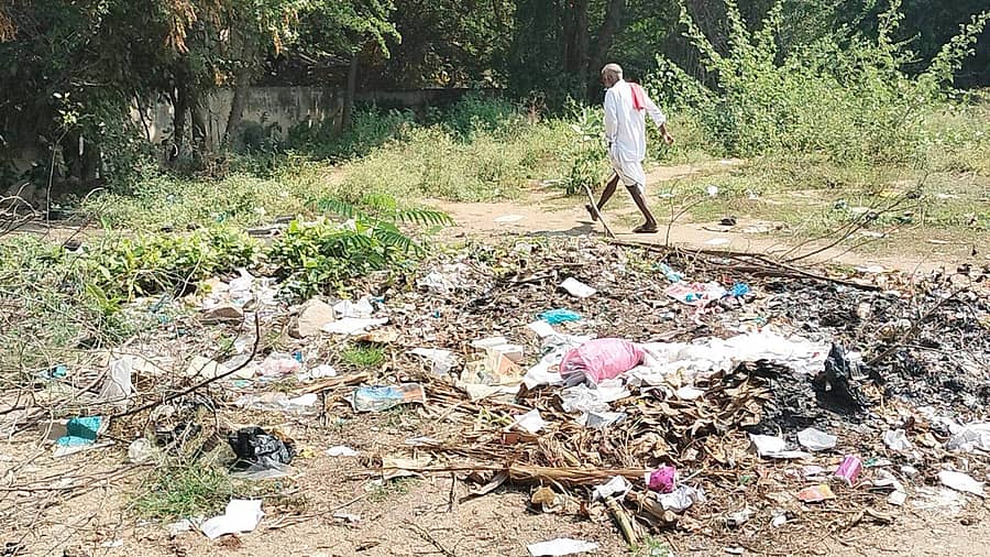 ಸಿಂಧನೂರಿನ ಮಿನಿವಿಧಾನಸೌಧ ಕಚೇರಿ ಆವರಣದಲ್ಲಿ ಕಸದ ರಾಶಿ ಬಿದ್ದಿರುವುದು