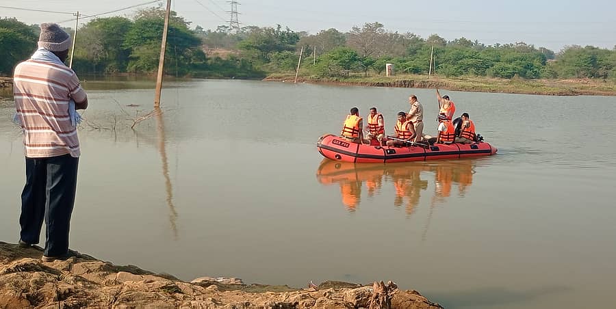 ಬ್ಯಾಡಗಿ ಪಟ್ಟಣದ ಕೆರೆಯಲ್ಲಿ ಈಜಾಡಲು ತೆರಳಿದ್ದ ವಿದ್ಯಾರ್ಥಿಯ ಶವದ ಹುಡುಕಾಟದಲ್ಲಿ ಅಗ್ನಿಶಾಮಕದಳ ತಂಡ ನಿರತವಾಗಿದೆ.