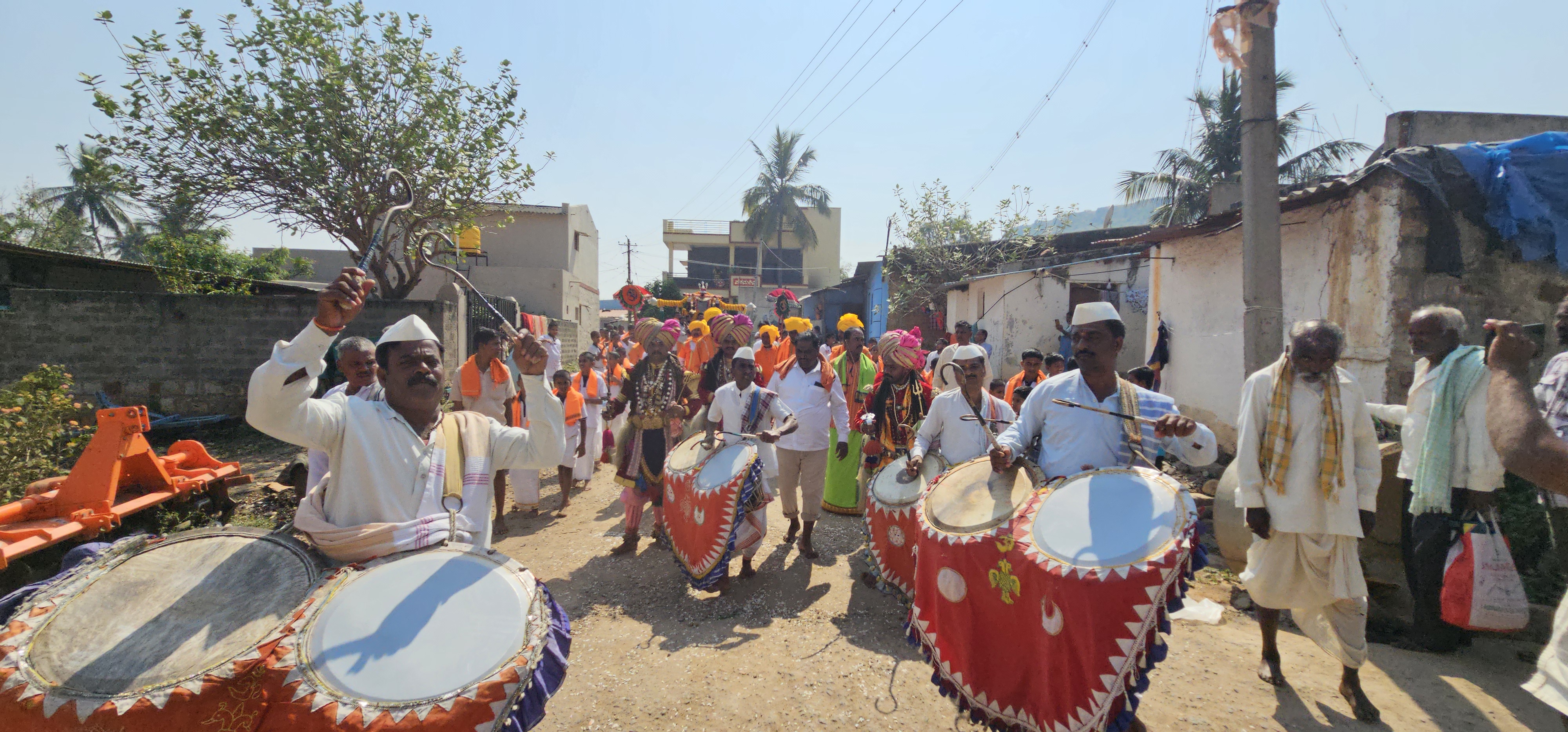 ಉಗರಗೋಳದ ಪ್ರಮುಖ ಬೀದಿಗಳಲ್ಲಿ ಸೋಮವಾರ ಗುರು ಶಿವಪ್ಪಯ್ಯ ಶಿವಯೋಗಿಗಳ ಭಾವಚಿತ್ರದ ಮೆರವಣಿಗೆ ಸಾಗಿತು