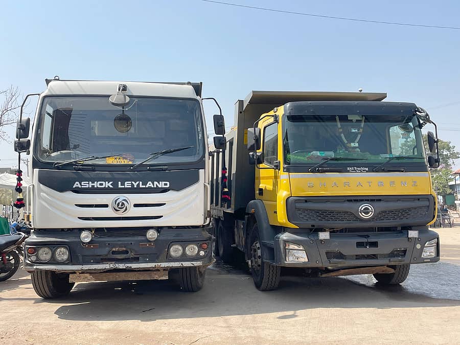 ಸಿಂಧನೂರು ತಾಲ್ಲೂಕಿನ ತುರ್ವಿಹಾಳ ಪೊಲೀಸರು ಸೋಮವಾರ ವಶಕ್ಕೆ ಪಡೆದಿರುವ ಟಿಪ್ಪರ್‌ಗಳು