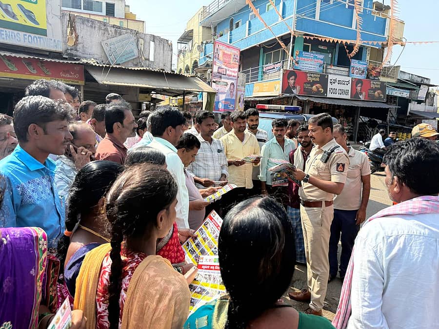 ಭರಮಸಾಗರದಲ್ಲಿ ಸೋಮವಾರ ನಡೆದ ರಸ್ತೆ ಸುರಕ್ಷತಾ ಜಾಗೃತಿ ಅಭಿಯಾನದಲ್ಲಿ ಸಾರ್ವಜನಿಕರಿಗೆ ಮಾಹಿತಿ ನೀಡುತ್ತಿರುವ ಪೊಲೀಸ್ ಇನ್ಸ್ಪಕ್ಟರ್ ಪ್ರಸಾದ್