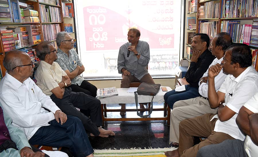 ಹುಬ್ಬಳ್ಳಿಯ ಕೊಪ್ಪಿಕರ ರಸ್ತೆಯಲ್ಲಿರುವ ಸಾಹಿತ್ಯ ಭಂಡಾರದಲ್ಲಿ ಸಾಹಿತಿ ಜಯಂತ ಕಾಯ್ಕಿಣಿ ಅವರೊಂದಿಗೆ ಸಂವಾದ ನಡೆಯಿತು