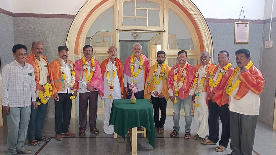 ಸುರಪುರದ ಟೇಲರ್ ಮಂಜಿಲ್ದಲ್ಲಿ ಸೋಮವಾರ ‘ಅಹಿಂದ’ ತಾಲ್ಲೂಕು ಘಟಕದ ನೂತನ ಪದಾಧಿಕಾರಿಗಳನ್ನು ಸನ್ಮಾನಿಸಲಾಯಿತು