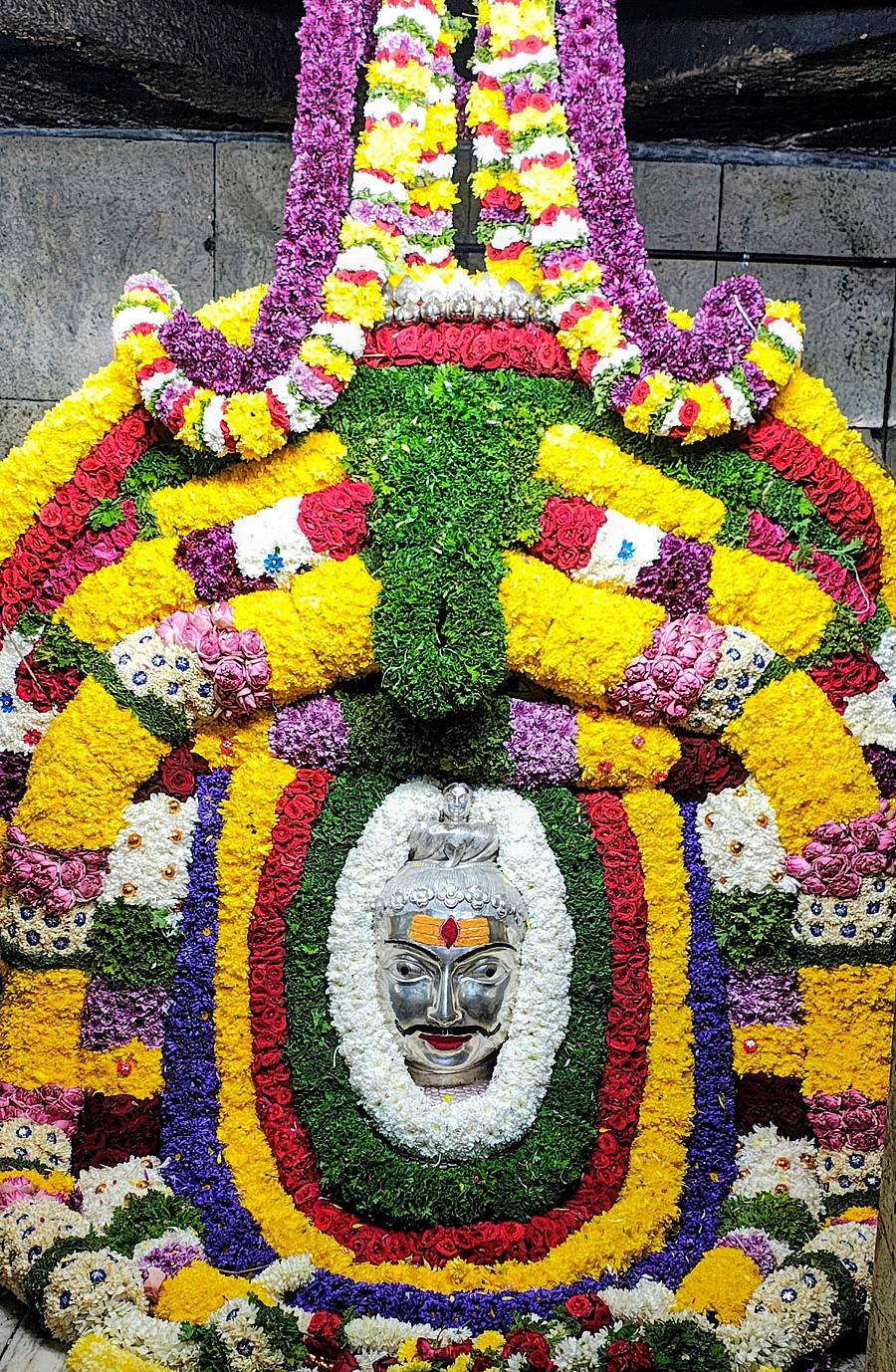 ಮುಳಬಾಗಿಲಿನ ಸೋಮೇಶ್ವರ ಸ್ವಾಮಿ ಮೂಲ ವಿಗ್ರಹವನ್ನು ವಿಶೇಷವಾಗಿ ಅಲಂಕರಿಸಿರುವುದು