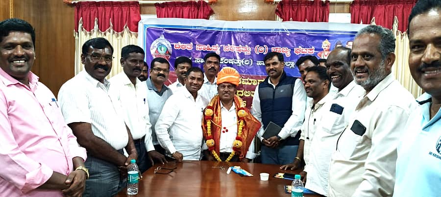 ಹೊಳೆನರಸೀಪುರ ತಾಲ್ಲೂಕು ದಲಿತ ಸಾಹಿತ್ಯ ಪರಿಷತ್ ಅಧ್ಯಕ್ಷರಾಗಿ ಡಿ.ಕೆ.ವಸಂತಯ್ಯ, ಉಪಾಧ್ಯಕ್ಷರಾಗಿ ಕಡುವಿನಹೊಸಹಳ್ಳಿ ಕೆ.ಎಂ.ನಾಗರಾಜು, ಖಜಾಂಚಿಯಾಗಿ ಎಚ್.ಗಿರೀಶ್, ಗೌರವಾಧ್ಯಕ್ಷರಾಗಿ ಬಿ.ಕೆ.ವೆಂಕಟೇಶ್ ಅವರನ್ನು ಅವಿರೋಧವಾಗಿ ಆಯ್ಕೆ ಮಾಡಲಾಯಿತು