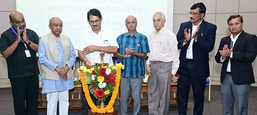 ಶಿವಮೊಗ್ಗದ ಜೆ.ಎನ್.ಎನ್ ಎಂಜಿನಿಯರಿಂಗ್ ಕಾಲೇಜಿನ ಎಂಸಿಎ ವಿಭಾಗದಿಂದ ಸೋಮವಾರ ಪ್ರಥಮ ವರ್ಷದ ಎಂಸಿಎ ವಿದ್ಯಾರ್ಥಿಗಳಿಗಾಗಿ ಏರ್ಪಡಿಸಿದ್ದ ಅಭಿವಿನ್ಯಾಸ (ಓರಿಯಂಟೇಷನ್) ಕಾರ್ಯಕ್ರಮದ ಉದ್ಘಾಟನೆಯ ನೋಟ