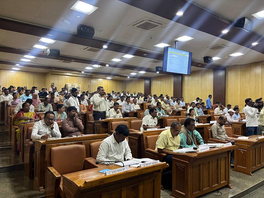 ಚಿಕ್ಕಬಳ್ಳಾಪುರದಲ್ಲಿ ನಡೆದ ದಿಶಾ ಸಭೆಯಲ್ಲಿ ಪಾಲ್ಗೊಂಡಿದ್ದ ಅಧಿಕಾರಿಗಳು