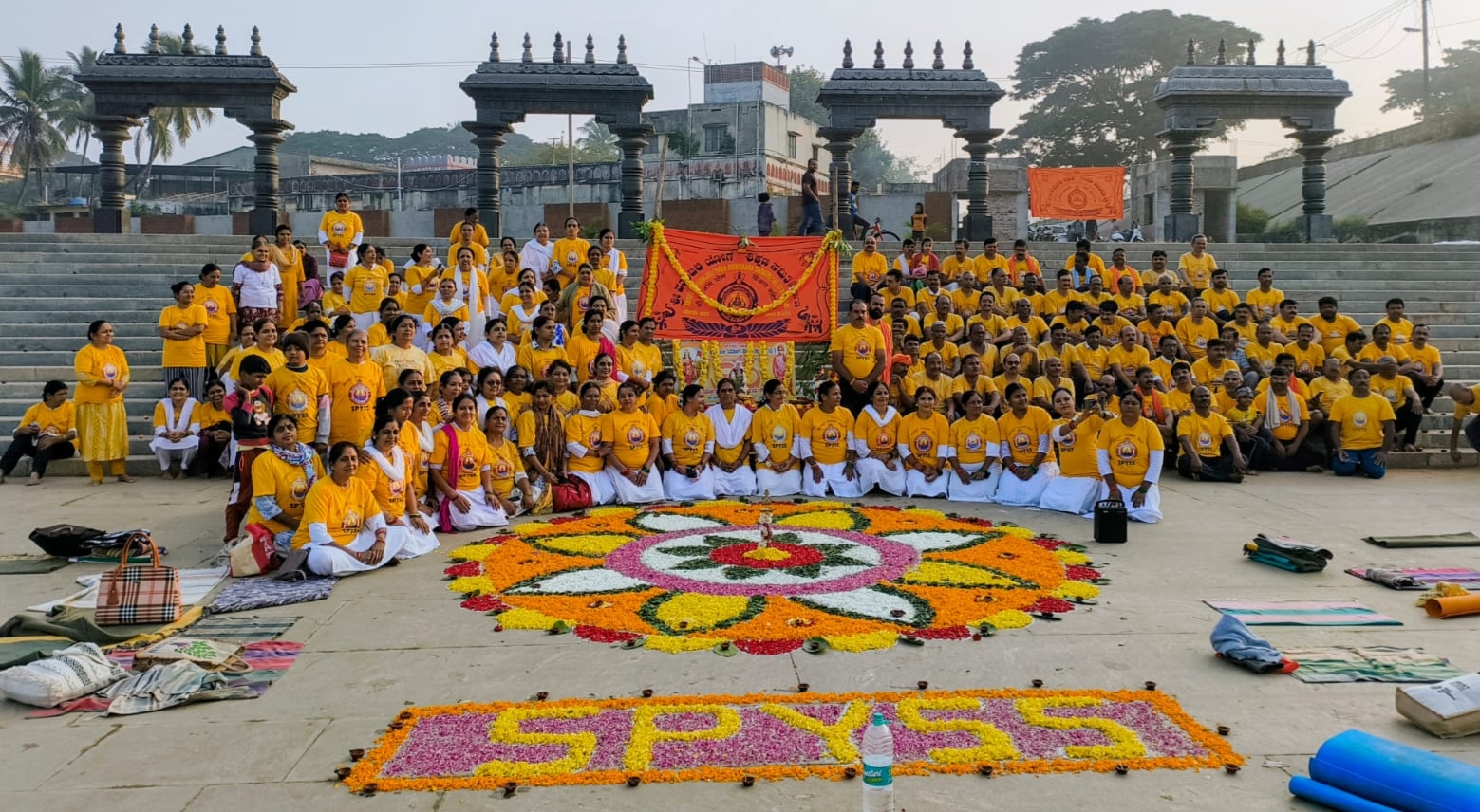 ನಗರದ ತುಂಗಭದ್ರಾ ಆರತಿ ಮಂಟಪದ ಬಳಿ ನದಿ ದಡದಲ್ಲಿ ಭಾನುವಾರ ಕಾರ್ತಿಕ ಯೋಗ ದೀಪೋತ್ಸವ ಕಾರ್ಯಕ್ರಮ ಜರುಗಿತು.