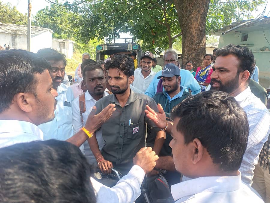 ಸೇಡಂ ತಾಲ್ಲೂಕು ಕೊಂತನಪಲ್ಲಿ ಗ್ರಾಮಸ್ಥರು ಜೆಸ್ಕಾಂ ಇಲಾಖೆಯ ಸಿಬ್ಬಂದಿಗಳಿಗೆ ವಿದ್ಯುತ್ ಬಿಲ್ ಬಳಕೆ ಬಗ್ಗೆ ಮಾಹಿತಿ ಕೇಳುತ್ತಿರವುವುದು