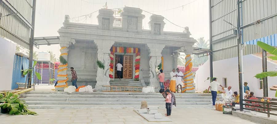 ಮದ್ದೂರು ತಾಲ್ಲೂಕಿನ ನಗರಕೆರೆ ಗ್ರಾಮದಲ್ಲಿ ನಿರ್ಮಿಸಿರುವ ಹುಚ್ಚಮ್ಮ ತಾಯಿ ದೇವಸ್ಥಾನದ ಲೋಕಾರ್ಪಣೆ ಮತ್ತು ಕುಂಭಾಭಿಷೇಕ ಪೂಜಾ ಮಹೋತ್ಸವ ಕಾರ್ಯಕ್ರಮ ಸೋಮವಾರ ನೆರವೇರಿತು