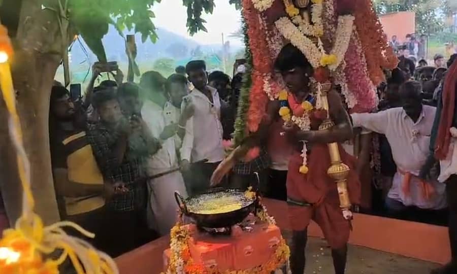 ಹನೂರು ತಾಲೂಕಿನ ಲೊಕ್ಕನಹಳ್ಳಿ ಗ್ರಾಮದ ಸಿದ್ದಪ್ಪಾಜಿ ದೇವಾಲಯದಲ್ಲಿ ಕಡೆ ಕಾರ್ತಿಕ ಸೋಮವಾರದ ಅಂಗವಾಗಿ ಸೋಮವಾರ ವಿಶೇಷ ಪೂಜೆಯಲ್ಲಿ ಕುದಿಯುತ್ತಿರುವ ಎಣ್ಣೆಯಲ್ಲಿ ಕಜ್ಜಾಯ ಎತ್ತಲಾಯಿತು