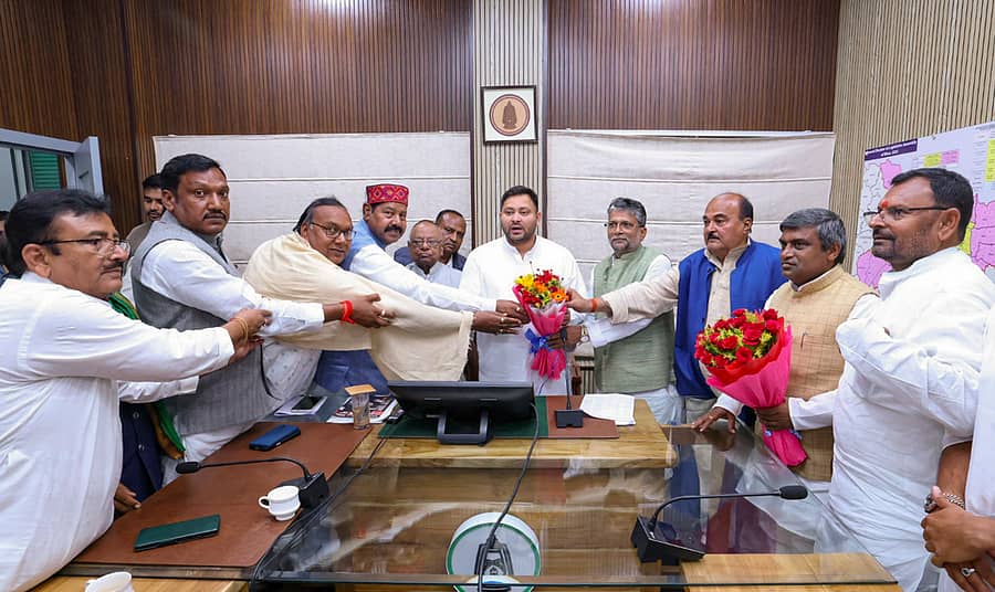 ಬಿಹಾರದ ರಾಜಧಾನಿ ಪಟ್ನಾದಲ್ಲಿ ಸೋಮವಾರ ನಡೆದ ಆರ್ಜೆಡಿ ಪಕ್ಷದ ಶಾಸಕಾಂಗ ಪಕ್ಷದ ಸಭೆಯಲ್ಲಿ ನೂತನ ಶಾಸಕರು ಪಕ್ಷದ ನಾಯಕ ತೇಜಸ್ವಿ ಯಾದವ್ ಅವರನ್ನು ಹೂಗುಚ್ಛ ನೀಡಿ ಅಭಿನಂದಿಸಿದರು–ಪಿಟಿಐ ಚಿತ್ರ