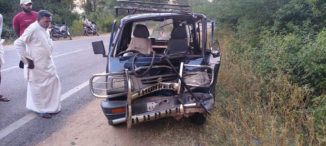 ಮುದಗಲ್ ಸಮೀಪದ ಕೆ.ಮರಿಯಮ್ಮನಹಳ್ಳಿ ಹತ್ತಿರ ಸಂಭವಿಸಿದ ಅಪಘಾತದಲ್ಲಿ ನಜ್ಜುಗುಜ್ಜಾಗಿರುವ ಶಾಲಾ ವಾಹನ