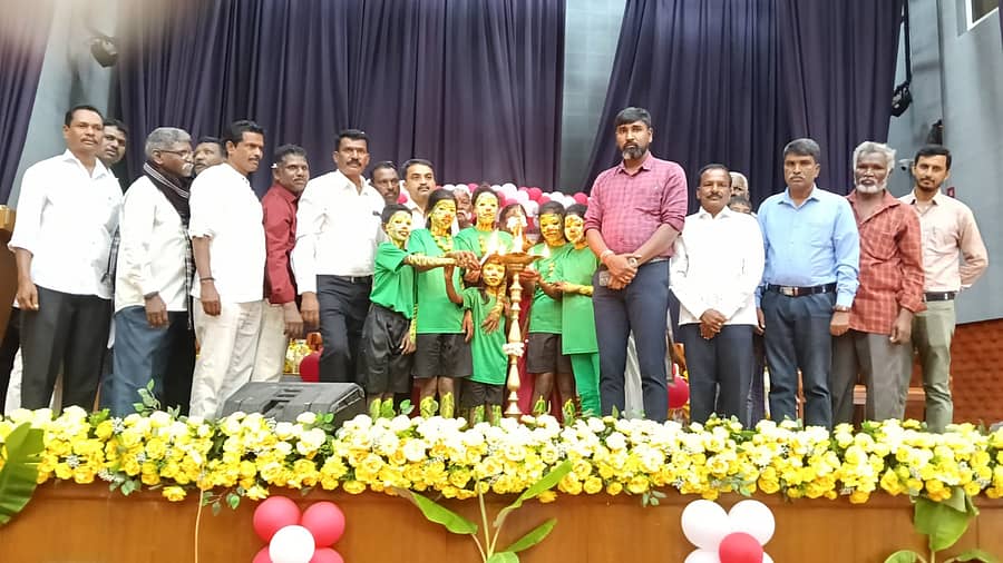 ಪಿರಿಯಾಪಟ್ಟಣ ಡಿ. ದೇವರಾಜ ಅರಸು ಭವನದಲ್ಲಿ ಸೋಮವಾರ ಏರ್ಪಡಿಸಿದ್ದ ಆದಿವಾಸಿ ನಾಯಕ ಬಿರ್ಸಾ ಮುಂಡಾ ಜಯಂತಿ ಕಾರ್ಯಕ್ರಮವನ್ನು ಆದಿವಾಸಿ ಮಕ್ಕಳಿಂದ ಉದ್ಘಾಟಿಸಲಾಯಿತು. ನಿಸರ್ಗ ಪ್ರಿಯ, ರಾಜಪ್ಪ, ಬಸವಣ್ಣ, ಜಯಪ್ಪ, ಸಿದ್ದು, ಸ್ವಾಮಿ ಭಾಗವಹಿಸಿದ್ದರು