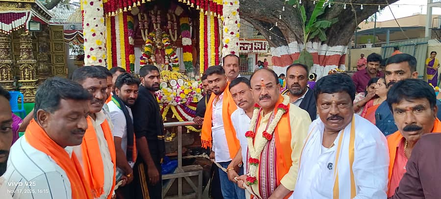 ಚೀಮಸಂದ್ರದಲ್ಲಿ ಭಕ್ತರು ಶ್ರೀಬಸವೇಶ್ವರಸ್ವಾಮಿಯ ರಥವನ್ನು ಎಳೆದರು