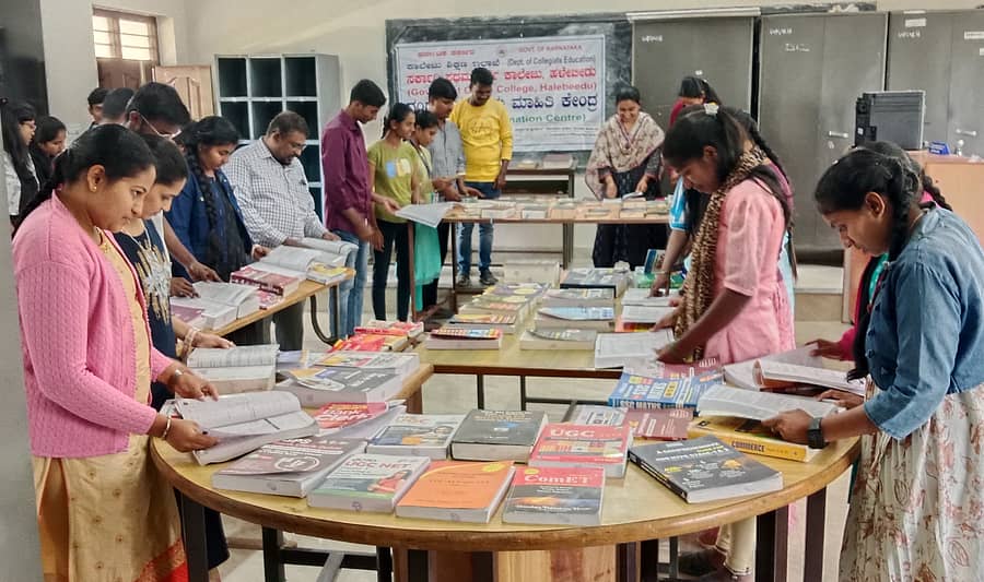 ಹಳೇಬೀಡಿನ ಸರ್ಕಾರಿ ಪ್ರಥಮ ದರ್ಜೆ ಕಾಲೇಜಿನಲ್ಲಿ ಆಯೋಜಿಸಿರುವ ಪುಸ್ತಕ ಪ್ರದರ್ಶನದಲ್ಲಿ ವಿದ್ಯಾರ್ಥಿಗಳು ಪುಸ್ತಕಗಳನ್ನು ವೀಕ್ಷಿಸಿದರು.