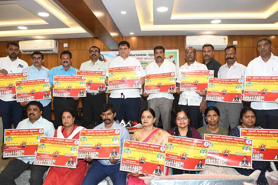 ಪಹಲ್ಗಾಮ್‌ನಲ್ಲಿ ನಡೆಯುವ ಕರ್ನಾಟಕ ರಾಜ್ಯೋತ್ಸವ ಕಾರ್ಯಕ್ರಮದ ಪೋಸ್ಟರ್‌ ಅನ್ನು ಸಂಘದ ಪದಾಧಿಕಾರಿಗಳು ಮಂಗಳವಾರ ಬಿಡುಗಡೆ ಮಾಡಿದರು