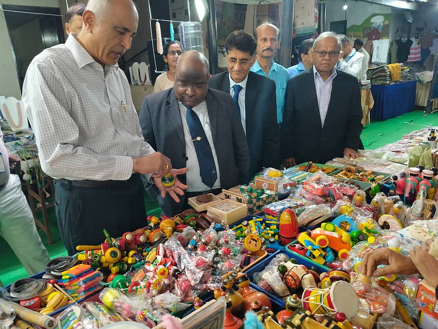 ಕೆನರಾ ಉತ್ಸವದಲ್ಲಿನ ಆಟಿಕೆ ಮಳಿಗೆಗೆ ಕೆನರಾ ಬ್ಯಾಂಕ್ನ ಮುಖ್ಯ ಮಹಾಪ್ರಬಂಧಕ ಬಿ. ಶಂಭುಲಾಲ್, ಕೆನರಾ ಬ್ಯಾಂಕ್ನ ಪರಿಹಾರ ಮತ್ತು ಕಲ್ಯಾಣ ಸೊಸೈಟಿಯ ಅಧ್ಯಕ್ಷ ಪ್ರಕಾಶ್ ಮಲ್ಯ ಮತ್ತಿತರರು ಭೇಟಿ ನೀಡಿದರು