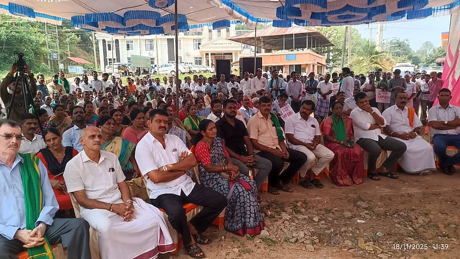 ರೈತರ ವಿವಿಧ ಬೇಡಿಕೆಗಳನ್ನು ಮುಂದಿಟ್ಟುಕೊಂಡು ಕಡಬದಲ್ಲಿ ನಡೆದ ಹಕ್ಕೊತ್ತಾಯ ಸಭೆಯಲ್ಲಿ ಸಂಸದ ಕ್ಯಾ.ಬ್ರಿಜೇಶ್ ಚೌಟ, ಶಾಸಕಿ ಭಾಗೀರಥಿ ಮುರುಳ್ಯ ಭಾಗವಹಿಸಿದ್ದರು