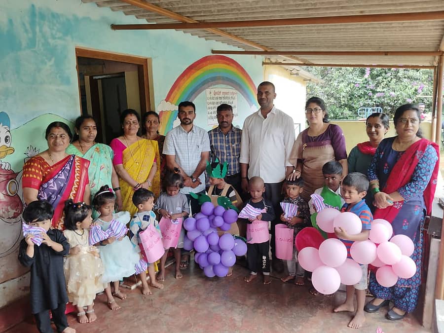 ಮೇಕೇರಿ ಗ್ರಾಮ ಪಂಚಾಯಿತಿ ವ್ಯಾಪ್ತಿಯ ಮೇಕೇರಿ ಅಂಗನವಾಡಿ ಕೇಂದ್ರದಲ್ಲಿ ನಡೆದ ಬಾಲಮೇಳ ಕಾರ್ಯಕ್ರಮ ಮತ್ತು ಅರಿವು ಕಾರ್ಯಕ್ರಮದಲ್ಲಿ ಮಕ್ಕಳು ಭಾಗವಹಿಸಿದ್ದರು