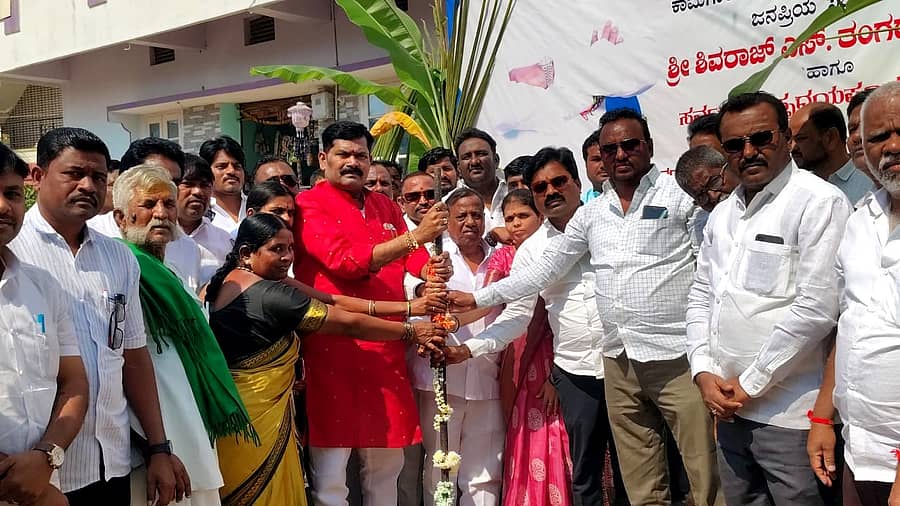 ಕಾರಟಗಿಯ ಹುಲಿಗೆಮ್ಮದೇವಿ ದೇವಸ್ಥಾನದ ಡಾಂಬರೀಕರಣ ರಸ್ತೆ ನಿರ್ಮಾಣ ಕಾಮಗಾರಿಗೆ ಸಚಿವ ಶಿವರಾಜ ತಂಗಡಗಿ ಮತ್ತಿತರ ಜನಪ್ರತಿನಿಧಿಗಳು ಮಂಗಳವಾರ ಚಾಲನೆ ನೀಡಿದರು