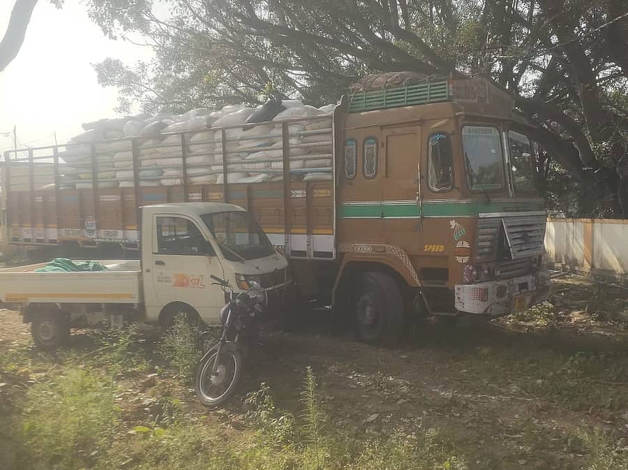 ಪಡಿತರ ಅಕ್ಕಿ ಸಾಗಣೆಯಡಿ ಆರೋಪದಡಿ ವಶಕ್ಕೆ ಪಡೆಯಲಾದ ಲಾರಿ