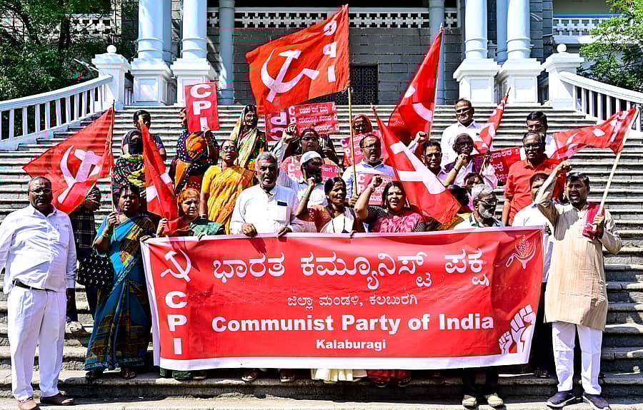 ಕಲಬುರಗಿ ಜಿಲ್ಲಾಧಿಕಾರಿ ಕಚೇರಿ ಬಳಿ ಮಂಗಳವಾರ ಸಿಪಿಐ ಸದಸ್ಯರು ಪ್ರತಿಭಟನೆ ನಡೆಸಿದರು        ಪ್ರಜಾವಾಣಿ ಚಿತ್ರ