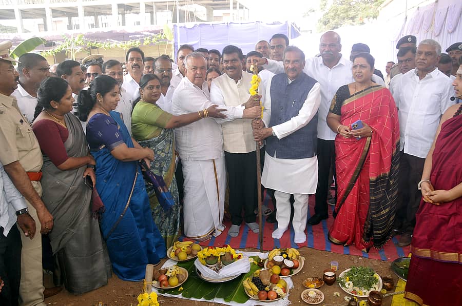 ಕೆಎಸ್‌ಆರ್‌ಟಿಸಿ ಹೊಸ ಬಸ್ ನಿಲ್ದಾಣಕ್ಕೆ ಸಚಿವ ರಾಮಲಿಂಗಾರೆಡ್ಡಿ ಶಂಕುಸ್ಥಾಪನೆ ನೆರವೇರಿಸಿದರು