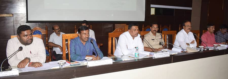 <div class="paragraphs"><p>ಮಂಡ್ಯ ಜಿಲ್ಲಾ ಪಂಚಾಯಿತಿ ಸಭಾಂಗಣದಲ್ಲಿ ಮಂಗಳವಾರ ಶಾಸಕ ಪಿ.ರವಿಕುಮಾರ್‌ ಅಧ್ಯಕ್ಷತೆಯಲ್ಲಿ ಕೆಡಿಪಿ ತ್ರೈಮಾಸಿಕ ಪ್ರಗತಿ ಪರಿಶೀಲನಾ ಸಭೆ ನಡೆಯಿತು&nbsp;</p></div>