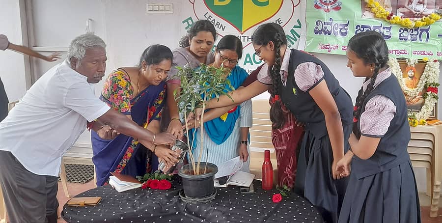 ಹಿರಿಯೂರಿನ ರಾಷ್ಟ್ರೀಯ ಅಕಾಡೆಮಿ ಶಾಲೆಯಲ್ಲಿ ಮಂಗಳವಾರ ಹಮ್ಮಿಕೊಂಡಿದ್ದ ವಿದ್ಯಾರ್ಥಿ ದೀಪ ಕಾರ್ಯಕ್ರಮವನ್ನು ಬಳಗದ ಚಂದ್ರಶೇಖರ್ ಉದ್ಘಾಟಿಸಿದರು