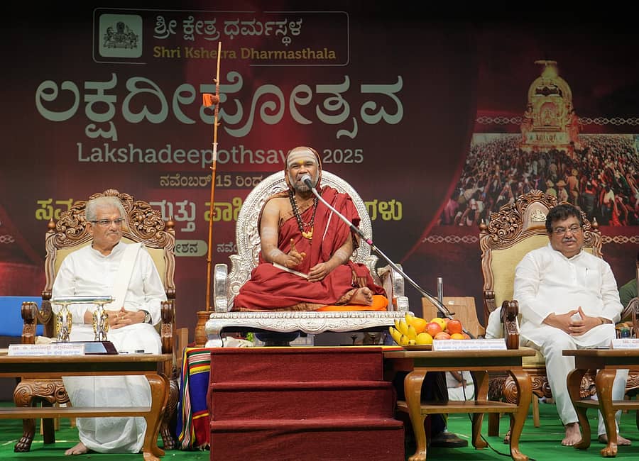 ಧರ್ಮಸ್ಥಳದಲ್ಲಿ ಮಂಗಳವಾರ ನಡೆದ ಸರ್ವಧರ್ಮ ಸಮ್ಮೇಳನದ 93ನೇ ಅಧಿವೇಶನದಲ್ಲಿ ಸ್ವಯಂಪ್ರಕಾಶ ಸಚ್ಚಿದಾನಂದ ಸರಸ್ವತಿ ಸ್ವಾಮೀಜಿ ಮಾತನಾಡಿದರು