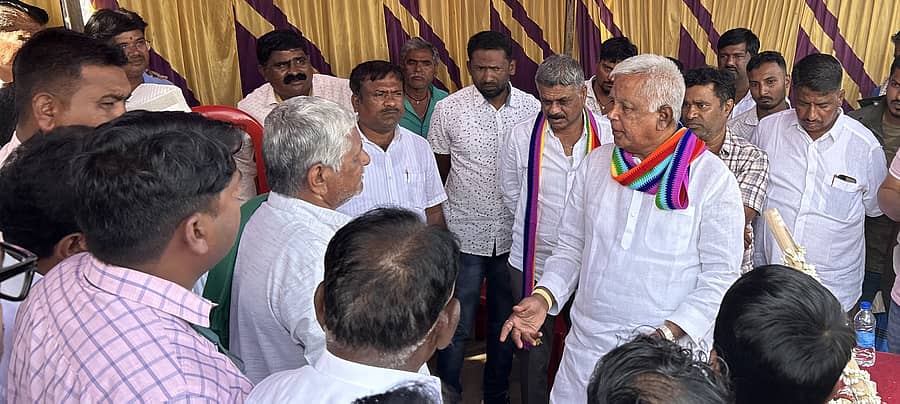 ಬ್ಯಾಡಗಿ ಪಟ್ಟಣದ ಮುಖ್ತ ರಸ್ತೆ ವಿಸ್ತರಣೆ ಮಾಡುವರೆಗೂ ಸರ್ಕಲ್‌ ನಿರ್ಮಾಣಕ್ಕೆ ಅವಕಾಶ ನೀಡುವುದಿಲ್ಲ ಎಂದು ರಸ್ತೆ ಹೋರಾಟ ಸಮಿತಿಯ ಸದಸ್ಯರು ಶಾಸಕ ಬಸವರಾಜ ಶಿವಣ್ಣನವರ ಅವರೊಂದಿಗೆ ವಾಗ್ವಾದ ನಡೆಸಿದರು.