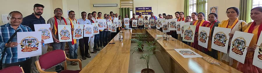 ದಾಂಡೇಲಿಯ ತಹಶೀಲ್ದಾರ್ ಕಚೇರಿಯಲ್ಲಿ ಮಂಗಳವಾರ ಜಿಲ್ಲಾ ಕನ್ನಡ ಸಾಹಿತ್ಯ ಸಮ್ಮೇಳನದ ಲಾಂಛನವನ್ನು ತಹಶೀಲ್ದಾರ್ ಶೈಲೇಶ್ ಪರಮಾನಂದ ಬಿಡುಗಡೆ ಗೊಳಿಸಿದರು. ಜಿಲ್ಲಾ ಕಸಾಪ ಅಧ್ಯಕ್ಷ ಬಿ.ಎನ್.ವಾಸರೆ ಹಾಗೂ ಕಸಾಪ ಅಜೀವ ಸದಸ್ಯರು ಇದ್ದರು.