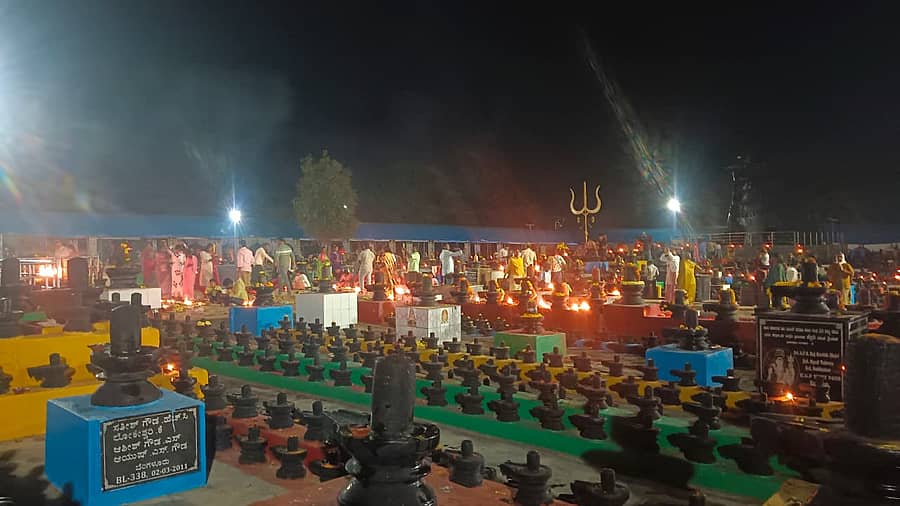 ಬೇತಮಂಗಲ ಸಮೀಪದ ಕಮ್ಮಸಂದ್ರದ ಕೋಟಿ ಲಿಂಗೇಶ್ವರ ದೇವಾಲಯದಲ್ಲಿ ಕಾರ್ತಿಕ ಮಾಸದ ಕಡೆ ಸೋಮವಾರದಂದು ಭಕ್ತರು ದೀಪ ಹಚ್ಚಿ ಹರಿಕೆ ತೀರಿಸಿದರು