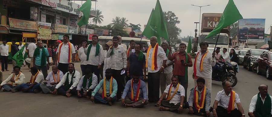 ದೊಡ್ಡಬಳ್ಳಾಪುರದ ಡಿ.ಕ್ರಾಸ್ ವೃತ್ತದಲ್ಲಿ ಮಂಗಳವಾರ ಹಿಂದೂಪುರ-ಯಲಹಂಕ ರಾಜ್ಯ ಹೆದ್ದಾರಿ ಅವ್ಯವಸ್ಥೆ ಖಂಡಿಸಿ ವಿವಿಧ ಸಂಘಟನೆಗಳ ಕಾರ್ಯಕರ್ತರು ರಸ್ತೆ ತಡೆ ನಡೆಸಿದರು