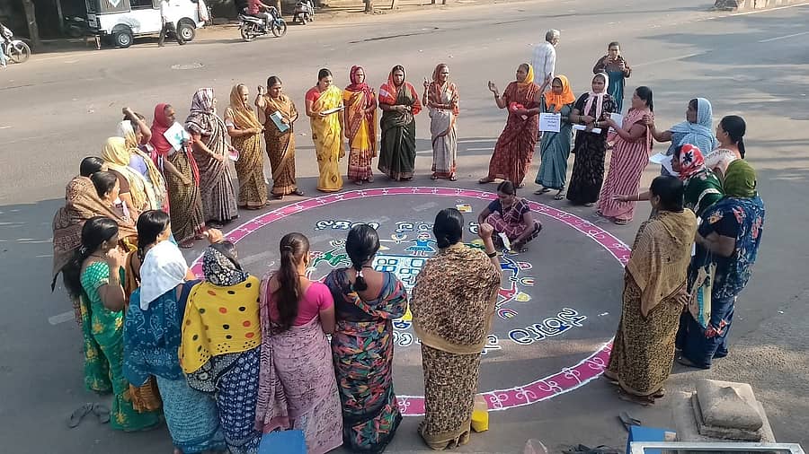 ವಿಜಯಪುರ ನಗರದಲ್ಲಿ ಜನವೇದಿಕೆ ಮತ್ತು ಕರ್ನಾಟಕ ಜನಾರೋಗ್ಯ ಚಳವಳಿ ಸಂಘಟನೆ ಪದಾಧಿಕಾರಿಗಳು ಮಂಗಳವಾರ ರಂಗೋಲಿ ಚಳವಳಿ ನಡೆಸಿದರು