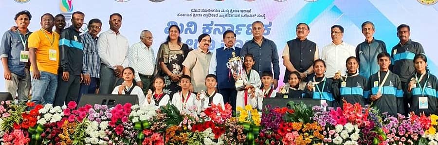 <div class="paragraphs"><p> 4ನೇ ‘ಕರ್ನಾಟಕ ಮಿನಿ ಕ್ರೀಡಾಕೂಟ–2025’ರಲ್ಲಿ ಟೇಕ್ವಾಂಡೊದಲ್ಲಿ ವಿವಿಧ ಪದಕ ಜಯಿಸಿದ ಬೆಂಗಳೂರು ದಕ್ಷಿಣ ಜಿಲ್ಲಾ ಟೇಕ್ವಾಂಡೊ ಸಂಸ್ಥೆಯು ಕ್ರೀಡಾಪಟುಗಳಿಗೆ ಗೃಹ ಸಚಿವ ಜಿ. ಪರಮೇಶ್ವರ್, ಆರೋಗ್ಯ ಸಚಿವ ದಿನೇಶ್ ಗುಂಡೂರಾವ್, ಕರ್ನಾಟಕ ಒಲಿಂಪಿಕ್ ಸಂಸ್ಥೆ ಅಧ್ಯಕ್ಷ ಗೋವಿಂದರಾಜು ಪದಕ ಪ್ರದಾನ ಮಾಡಿದರು. </p></div>