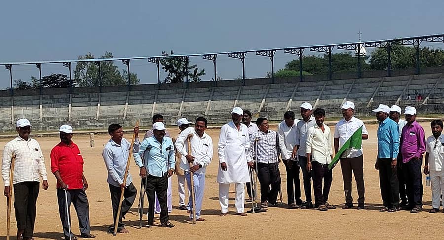 ಯಾದಗಿರಿ ಜಿಲ್ಲಾ ಕ್ರೀಡಾಂಗಣದಲ್ಲಿ ಮಂಗಳವಾರ ನಡೆದ ಕ್ರೀಡಾ ಮತ್ತು ಸಾಂಸ್ಕೃತಿಕ ಸ್ಪರ್ಧೆಗಳಲ್ಲಿ ಪಾಲ್ಗೊಂಡಿದ್ದ ಅಂಗವಿಕಲರು