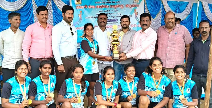 ದಾವಣಗೆರೆ ವಿವಿ ಅಂತರ ಕಾಲೇಜು ನೆಟ್ ಬಾಲ್ ಟೂರ್ನಿ ಮಹಿಳಾ ವಿಭಾಗದಲ್ಲಿ ಪ್ರಥಮ ಬಹುಮಾನ ಪಡೆದ ಹೊನ್ನಾಳಿಯ ಮೃತ್ಯುಂಜಯ ಶಿವಾಚಾರ್ಯ (ಎಸ್ಎಂಎಸ್) ಪ್ರಥಮ ದರ್ಜೆ ಕಾಲೇಜು ತಂಡಕ್ಕೆ ಟ್ರೋಫಿ ವಿತರಿಸಲಾಯಿತು