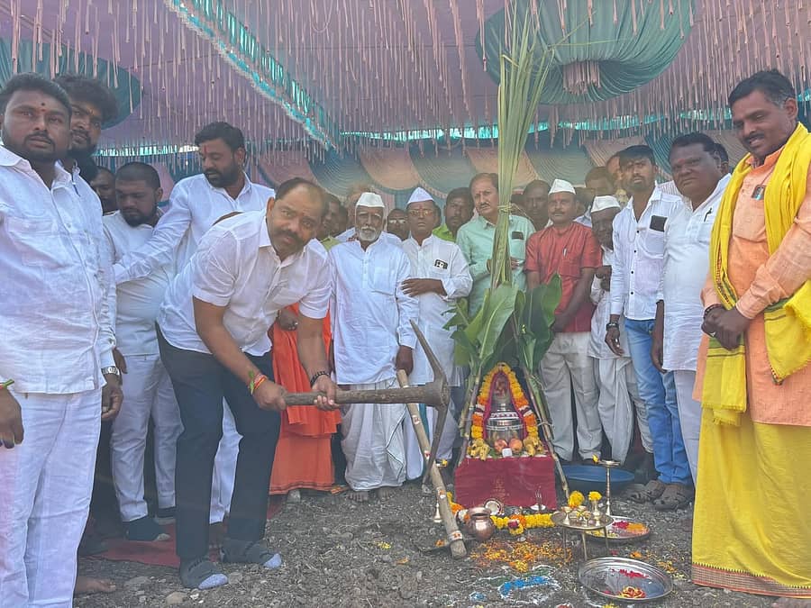 ಕಮಲಾಪುರ ಸಮೀಪದ ನರೋಣಾ ಗ್ರಾಮದಲ್ಲಿ ಸಾರ್ವಜನಿಕ ಸಮುದಾಯ ಭವನ ಕಾಮಗಾರಿಗೆ ಶಾಸಕ ಬಸವರಾಜ ಮತ್ತಿಮಡು ಚಾಲನೆ ನೀಡಿದರು