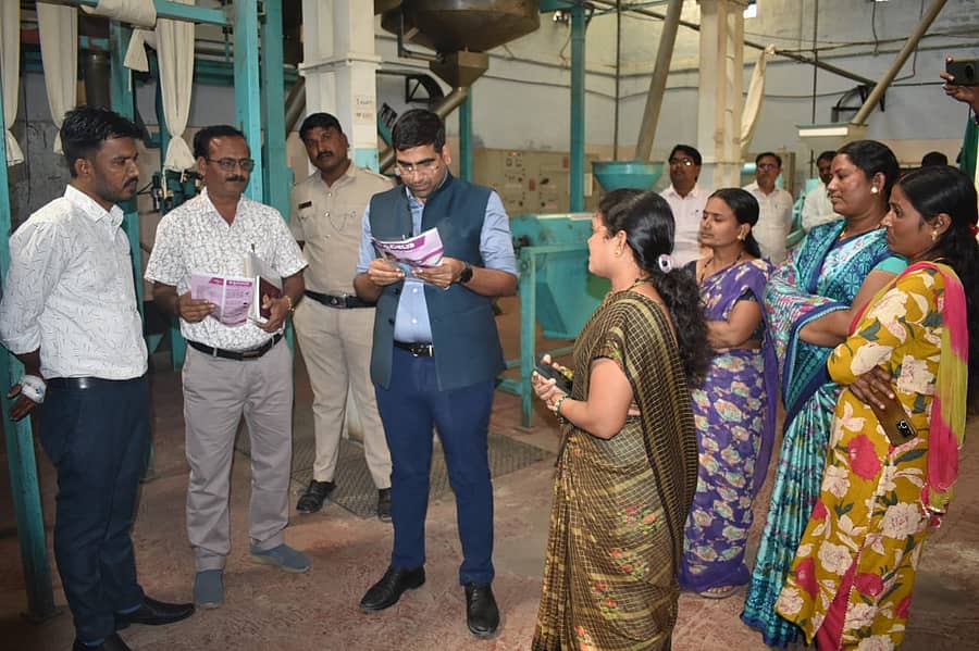 ಚಿಂಚೋಳಿಯ ಚಂದಾಪುರದ ಪೌಷ್ಟಿಕಾಹಾರ ಘಟಕಕ್ಕೆ ಜಿ.ಪಂ ಸಿಇಒ ಭಂವರ್ ಸಿಂಗ್ ಮೀನಾ ಅವರು ಭೇಟಿ ನೀಡಿ ಮಾಹಿತಿ ಪಡೆದರು