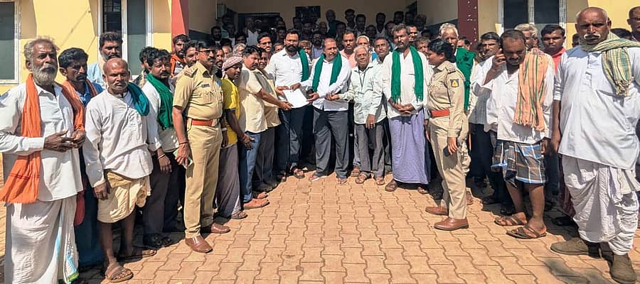 ಬೈಲಹೊಂಗಲ ತಾಲ್ಲೂಕಿನ‌ ಮಲ್ಲಮ್ಮನ ಬೆಳವಡಿ ಹೆಸ್ಕಾಂ ಕಚೇರಿಗೆ ರೈತರು ಮಂಗಳವಾರ ಮುತ್ತಿಗೆ ಹಾಕಿ ಪ್ರತಿಭಟನೆ ನಡೆಸಿದರು