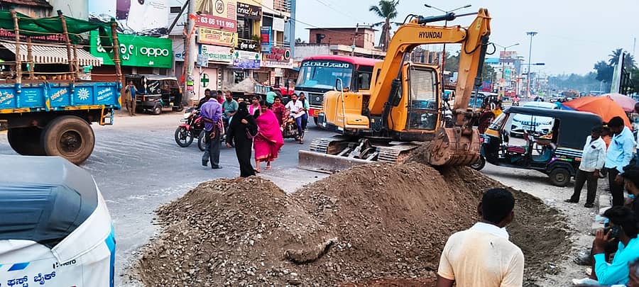 ಪಾಂಡವಪುರ ಪಟ್ಟಣದಲ್ಲಿ ನಡೆಯುತ್ತಿರುವ ರಾಷ್ಟ್ರೀಯ ಹೆದ್ದಾರಿ ರಸ್ತೆ ಅಭಿವೃದ್ದಿ ಕಾಮಗಾರಿ
